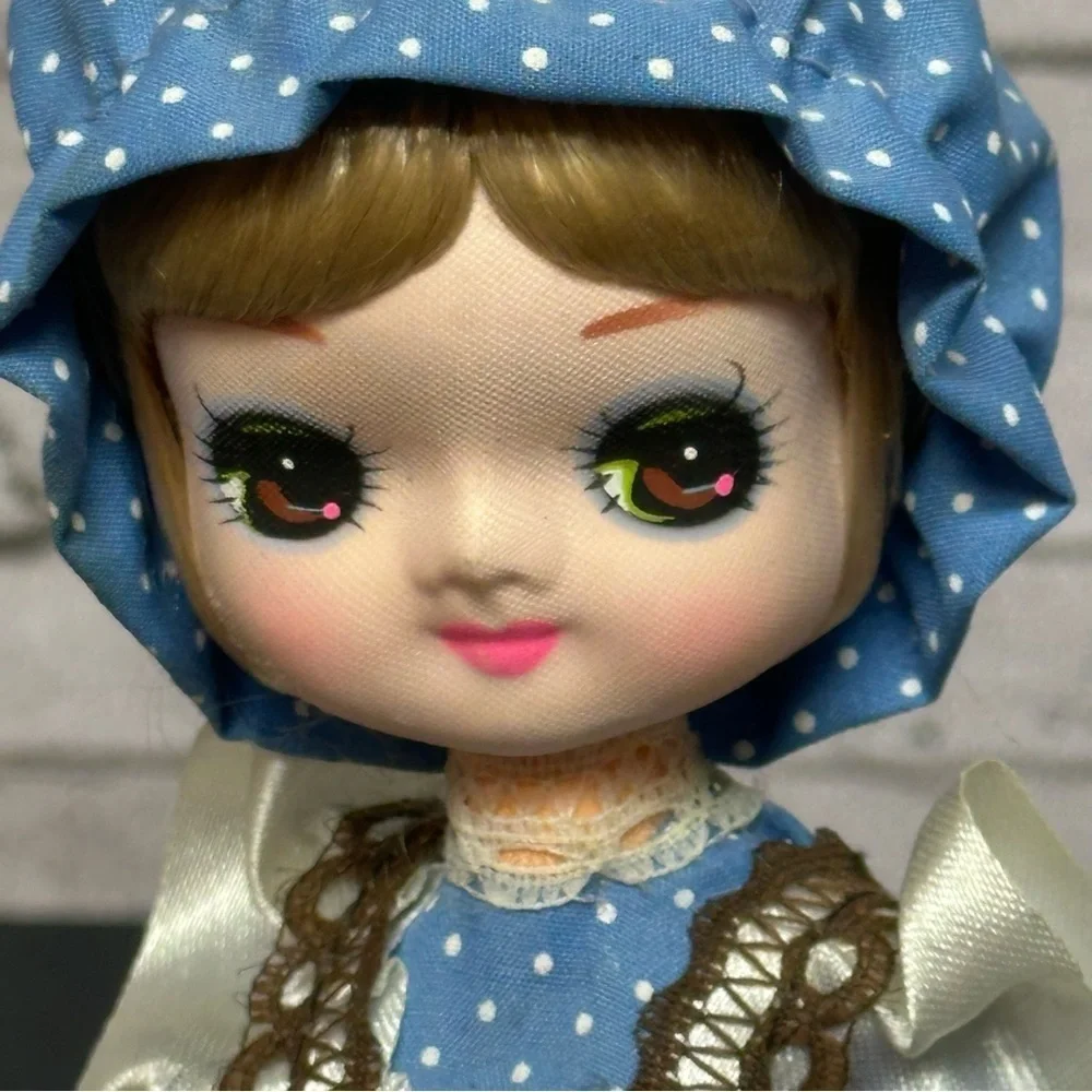 Vintage 1983 New Orleans World's Fair Big Eyes Doll Dress Bonnet Stand 10 in.